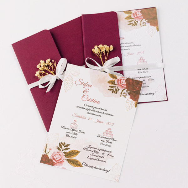 Invitație de nuntă burgundy cu trandafiri și plic vișiniu