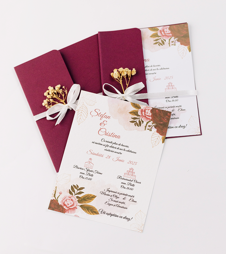 Invitație de nuntă burgundy cu trandafiri și plic vișiniu