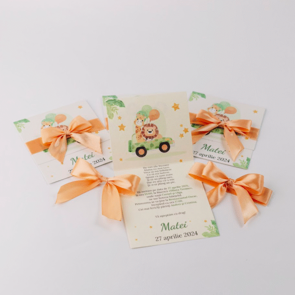 Invitație de cumătrie tip carte cu tematică safari și fundiță portocalie
