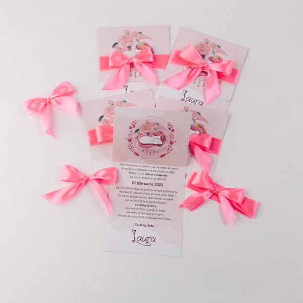 Invitație de cumătrie tip carte cu fundiță roz și tematică unicorn