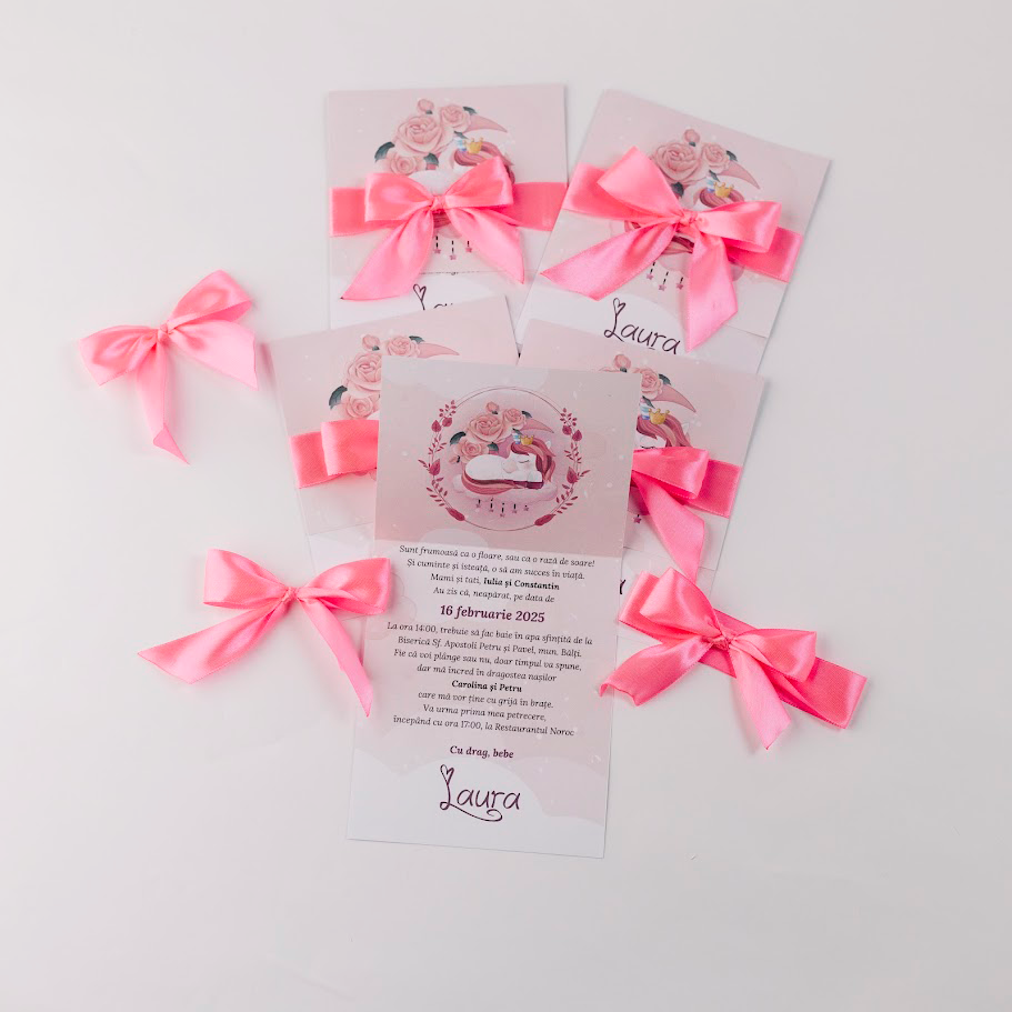 Invitație de cumătrie tip carte cu fundiță roz și tematică unicorn