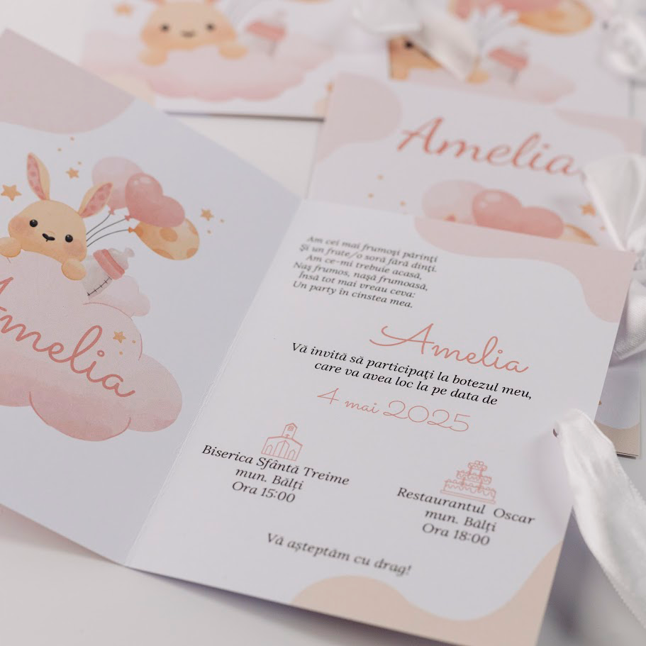 Invitație de cumătrie tip carte cu iepuraș și fundiță albă din satin