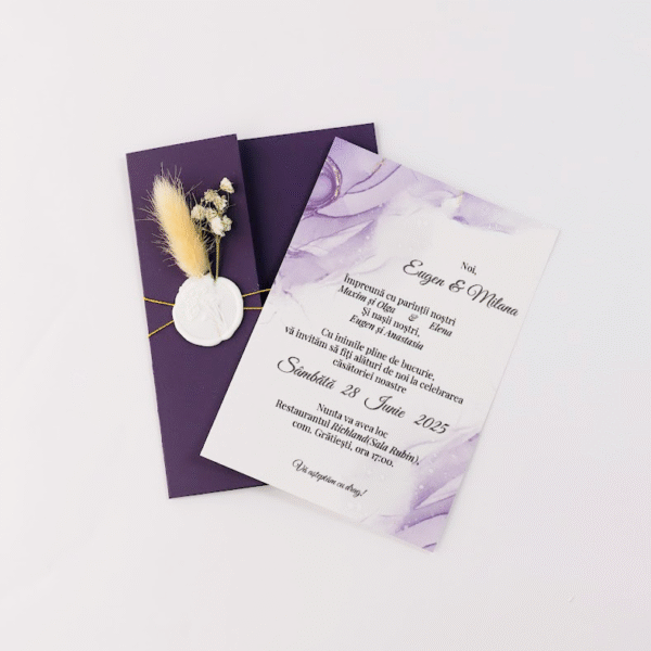 Invitație elegantă cu flori uscate și plic mov intens