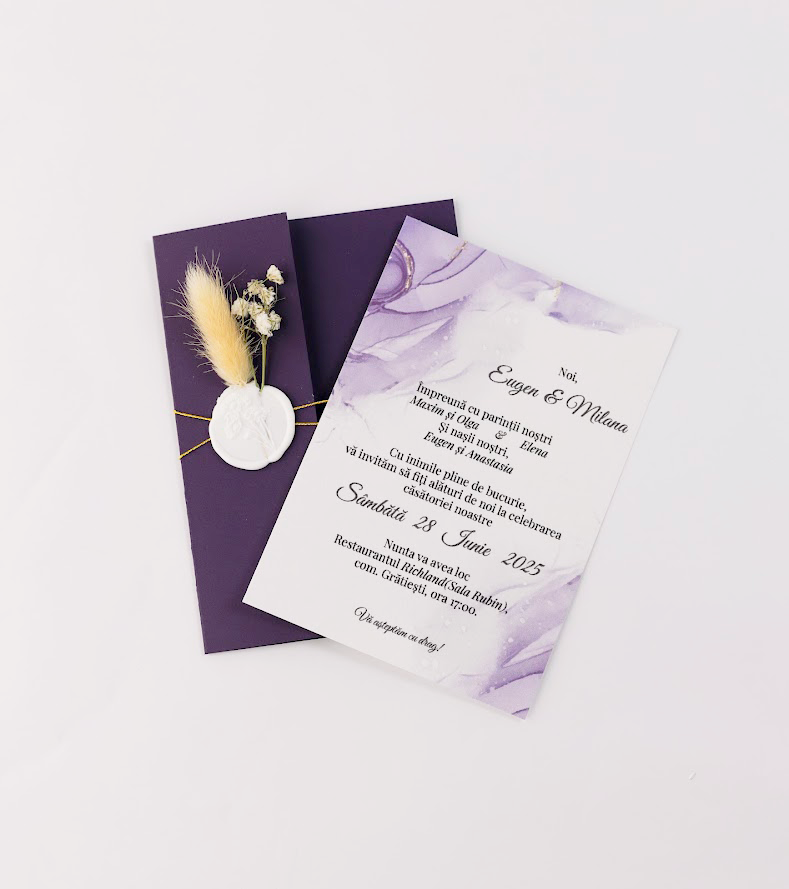 Invitație elegantă cu flori uscate și plic mov intens