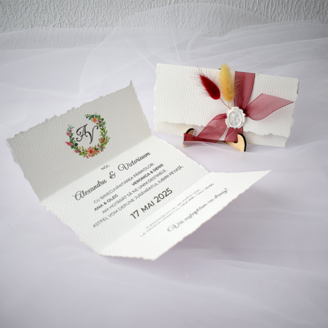 Invitație de nuntă cu margini rupte manual și accente florale