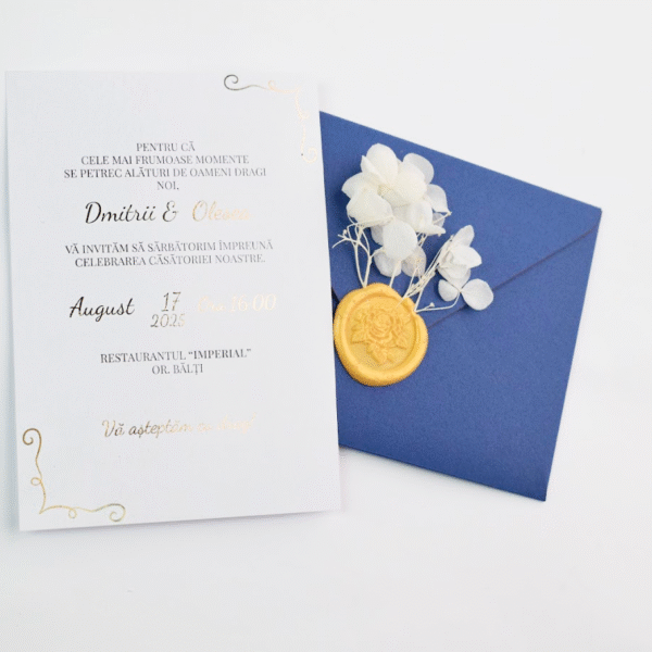 Invitație elegantă de nuntă cu text foligrafat și plic albastru închis
