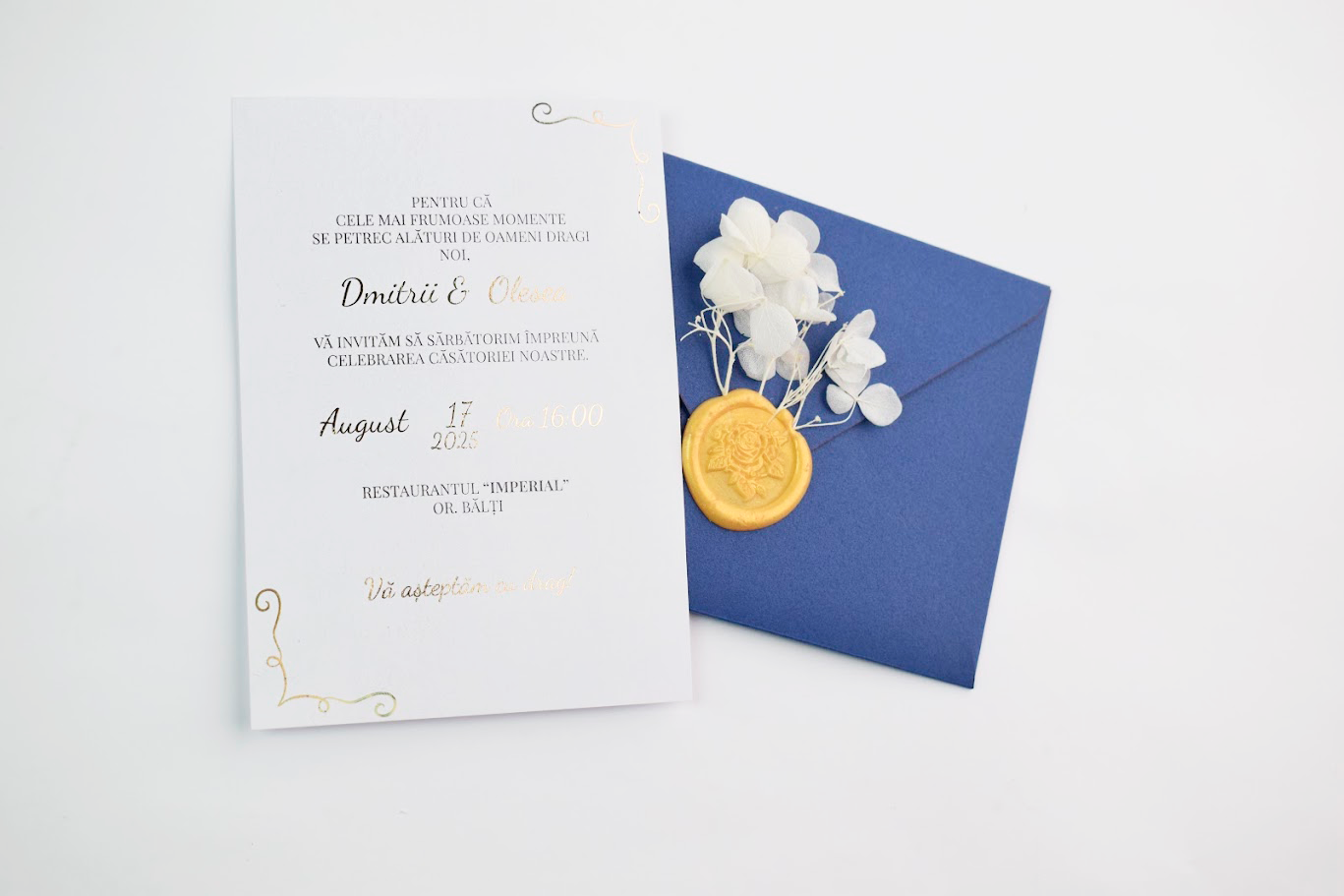 Invitație elegantă de nuntă cu text foligrafat și plic albastru închis