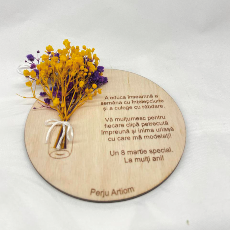 Plachetă din lemn gravată cu flori uscate pentru educatoare / profesoară
