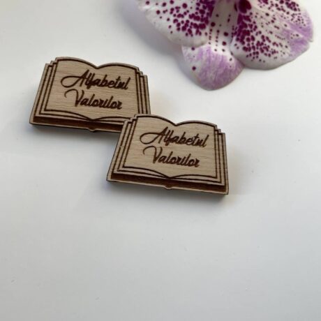 Broșe personalizate – formă carte