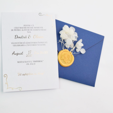 Invitație elegantă de nuntă cu text foligrafat și plic albastru închis
