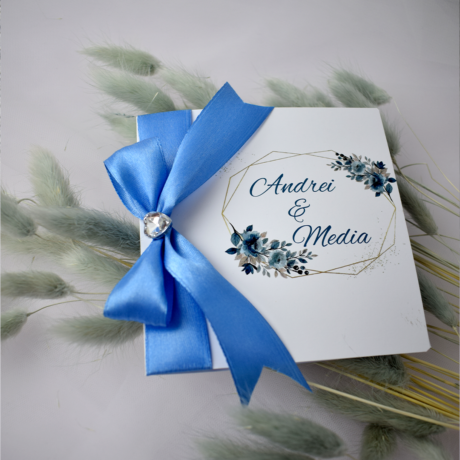 Invitație de nuntă cu design calendaristic și panglică satin