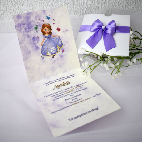 Invitație pentru cumătrie cu plic tip buzunar și fundă din satin violet