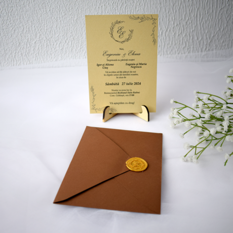 Invitație de nuntă cu plic cafeniu și sigiliu de ceară auriu